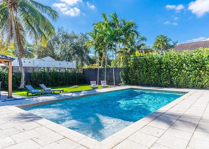 Stunning Tropical Pool House Miami Coconut Grove